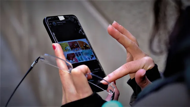 smartphone, facebook, hands, touch, internet, app, social media, touchscreen, girl, social media, social media, social media, social media, social media. How to improve social media lead generation: fix one handoff