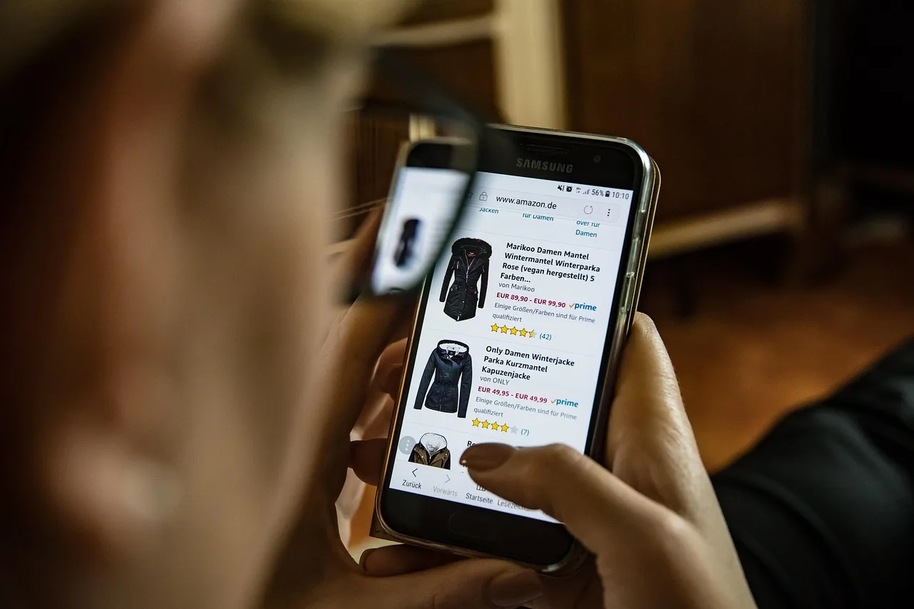 online, shopping, clothing, mobile, online shopping, purchasing, shop, website, online shopping, online shopping, online shopping, online shopping, online shopping. Which social commerce marketing cases are worth study