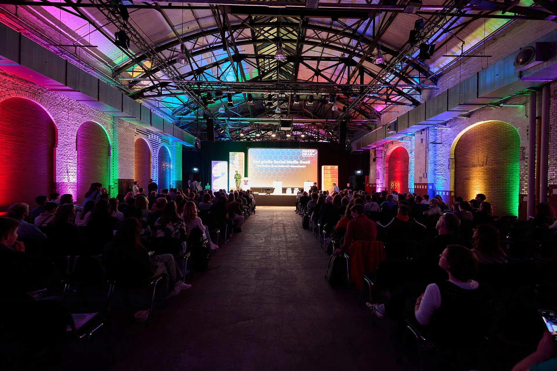 Discussion session Das große Social Media-Duell – Die Haken dran-Internet-Gameshow! at the re:publica 25 in Berlin. Social Media Community Building: Purpose and Practice
