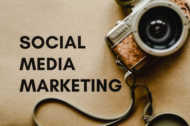 A vintage camera on brown paper with 'SOCIAL MEDIA MARKETING' text, perfect for marketing visuals. Social media content planning examples for business teams