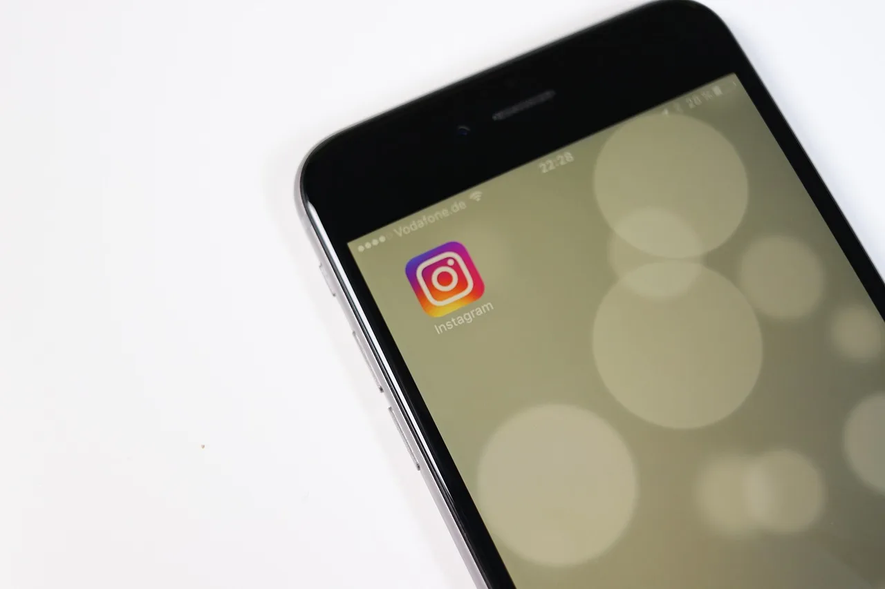 smartphone, instagram, app, apple, touch screen, symbol, social networking, social network, social media, social, instagram, instagram, instagram, instagram, instagram. 9 points on choosing social media lead generation tools