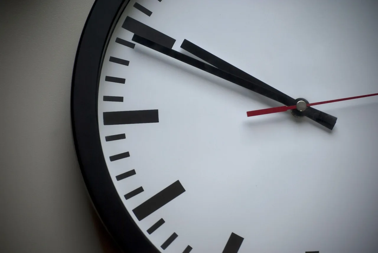 clock, pointer, clock face, wall, clock, clock, clock, clock, clock, clock face. 7 social media scheduling mistakes that cost US retail teams