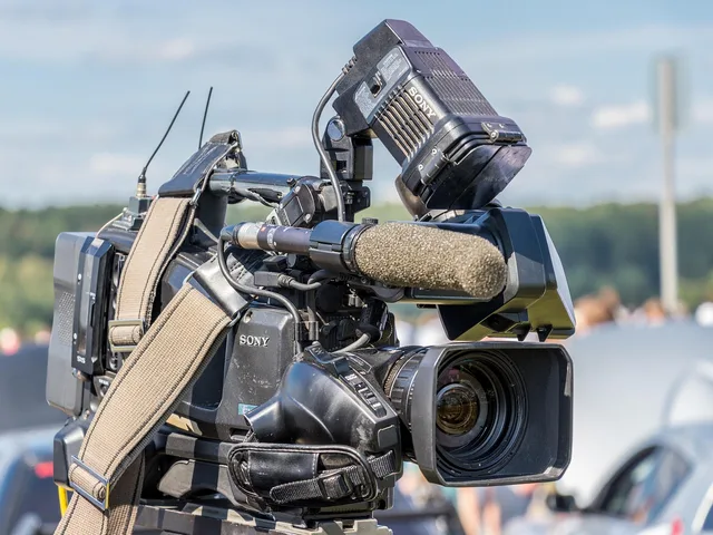 camera, video, news, recording, equipment, lens, media, device. 8 lessons from social media strategy case studies
