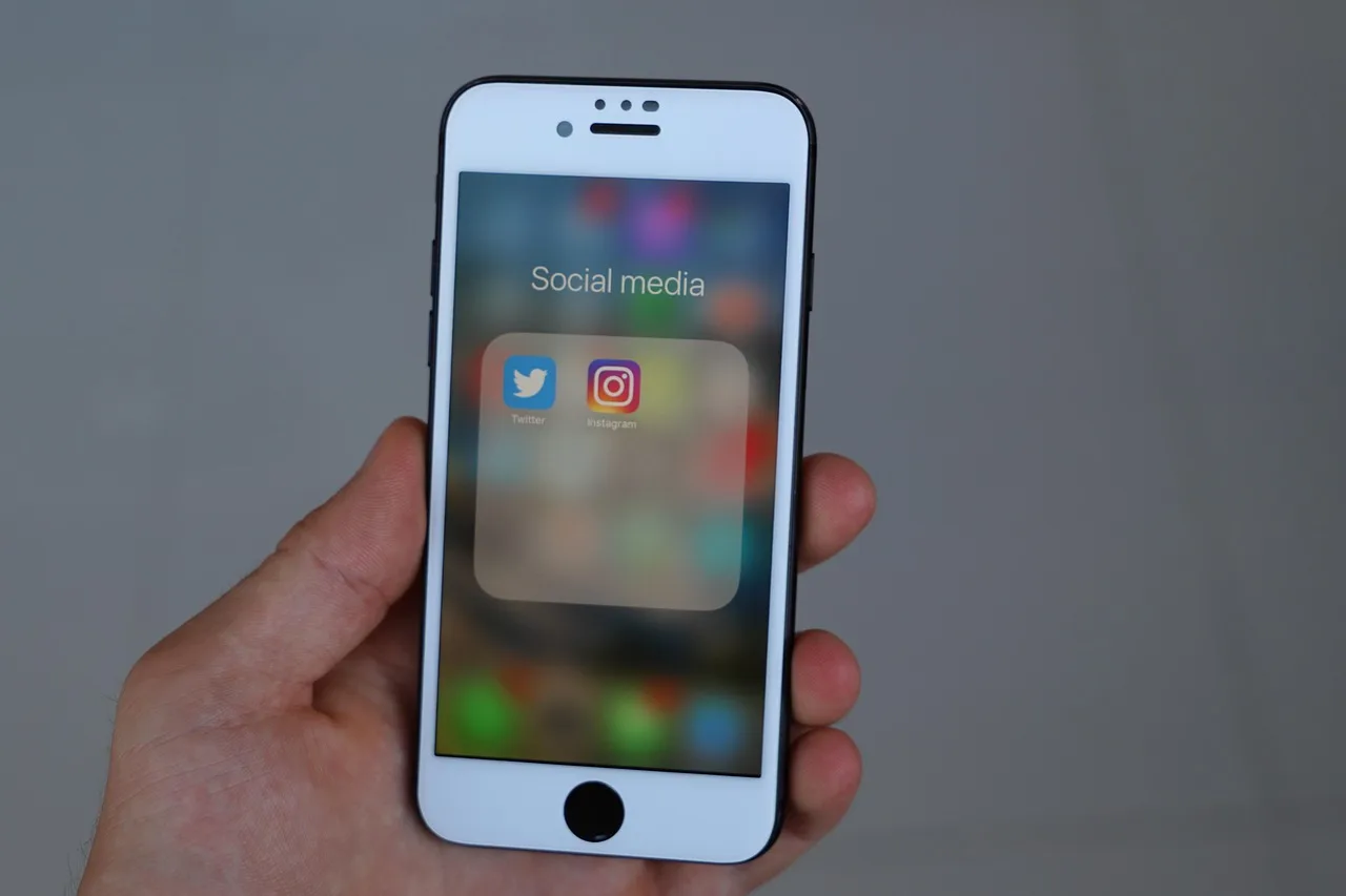 iphone, smartphone, social media, phone, mobile phone, icon, display, app, social networks, internet, social, facebook, twitter, instagram, twitter, twitter, twitter, twitter, twitter, instagram, instagram. US social media contest rules: FTC disclosure and state filings